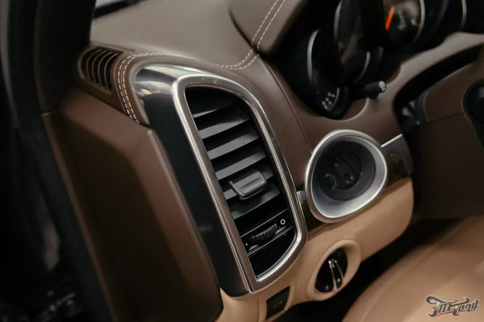 Комплексная химчистка салона и обработка кожи керамикой для Porsche Cayenne